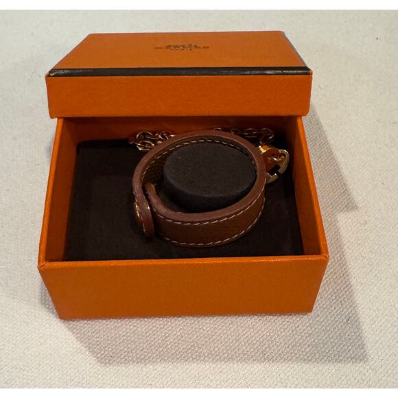 NEW 🔥HERMES Leather Glove Holder w/ Box
Made in France - Picture 3 of 9